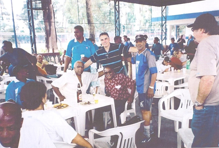 Toninho Becon, em pé, no centro da foto está com Mengálvio e Coutinho (sentados). Dorval está à direita na foto e à esquerda, mais atrás, está Marcão (ex-São Paulo). Foto enviada por Toninho Becon