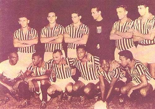 Em pé: De Sordi, Dino Sani, Riberto, Gylmar, Vitor e Mauro. Agachados: Mário Américo (massagista), Dorval, Jair, Índio, Pelé e Chinezinho.