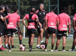 Hernán Crespo orienta seus jogadores no CT da Barra Funda. Foto: Divulgação/São Paulo