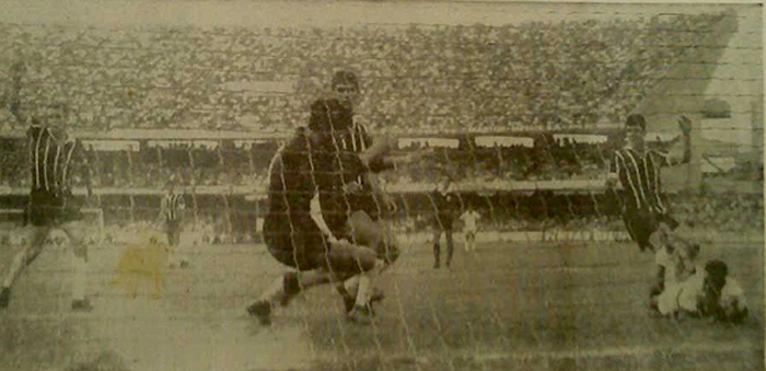 Gol de Dorval, em vitória do Santos sobre o Corinthians no Morumbi em 1965. Na foto aparecem Clóvis (pedindo impedimento), Marcial, Eduardo, Galhardo e Dorval. Foto enviada por Walter Roberto Peres 