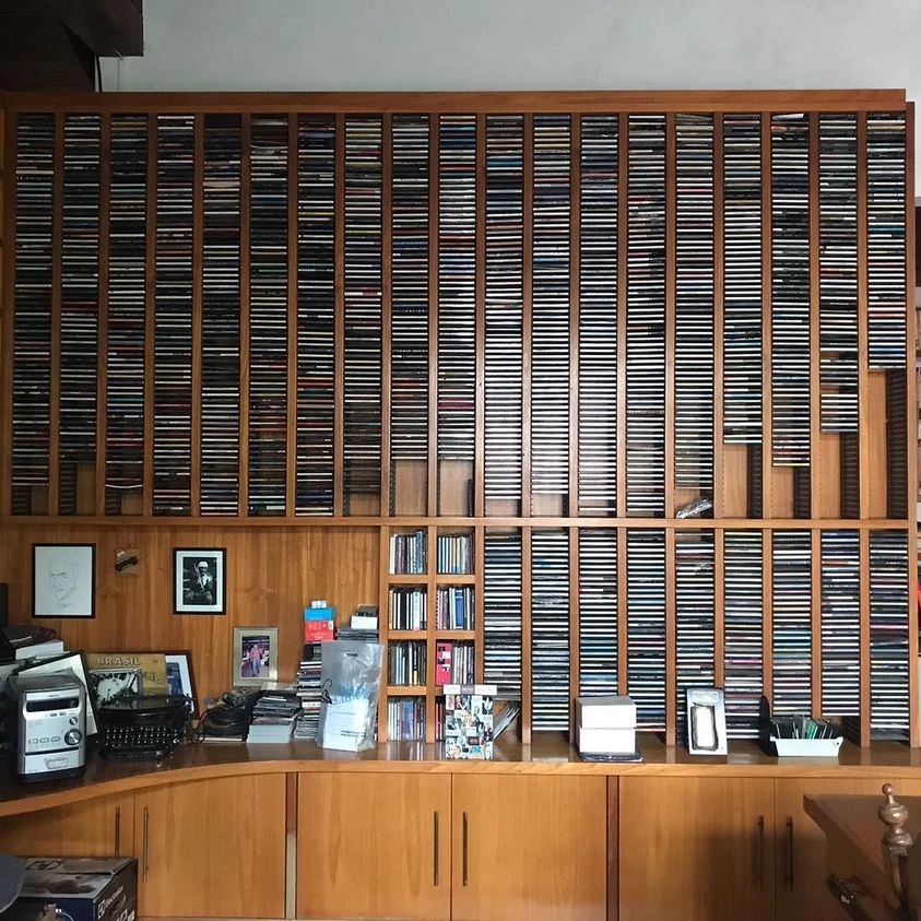 Apaixonado por música, esta é a coleção de CDs de Ruy Carlos Ostermann, muito bem organizada no escritório de sua casa, em Porto Alegre. Foto: arquivo pessoal de Ruy Carlos Ostermann