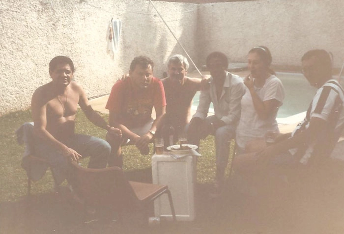 Os amigos reunidos na casa de Nicolau Anechinni. Da esquerda para a direita: Gildo, Milton Neves, Nicolau, Dorval, Regina (esposa de Nicolau) e Kalef João Francisco