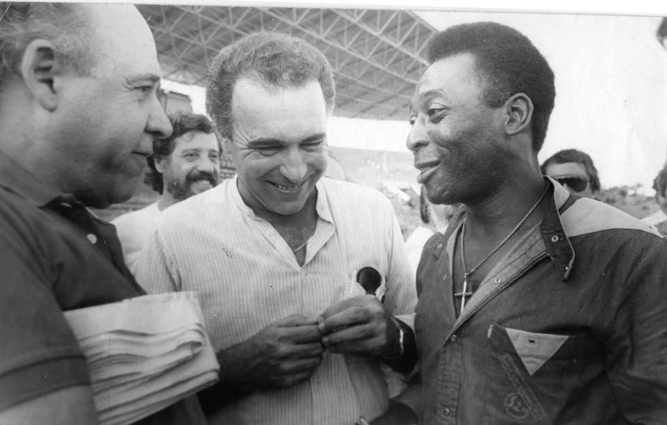 Uma constelação de craques nesta foto, cada um a seu modo. Da esquerda para a direita, Orlando Duarte, Ruy Carlos Ostermann e Pelé. Atrás, entre Orlando e Ostermann, Michel Laurence. Foto: arquivo pessoal de Ruy Carlos Ostermann