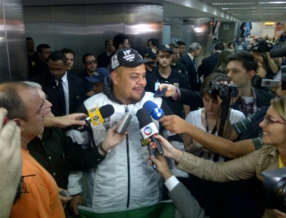 Tiago &eacute; l&iacute;der de uma torcida uniformizada do Corinthians. Seu hist&oacute;rico de confus&otilde;es &eacute; extenso. Ele ficou preso com outros 11 corintianos na Bol&iacute;via