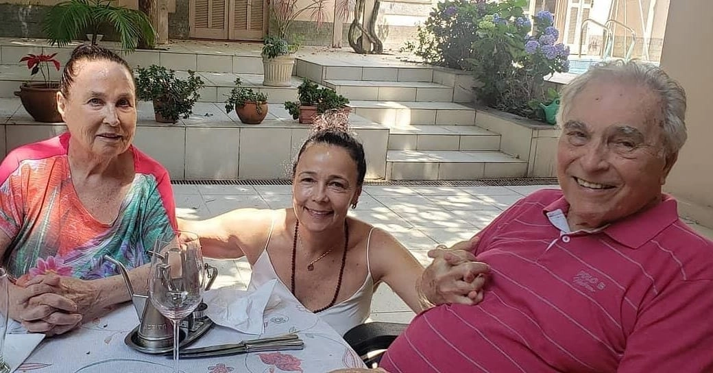No centro da foto está Cristiane Ostermann, com os pais Nilse (que morreu em 9 de janeiro de 2021) e o pai Ruy Carlos Ostermann. Foto: arquivo pessoal de Ruy Carlos Ostermann