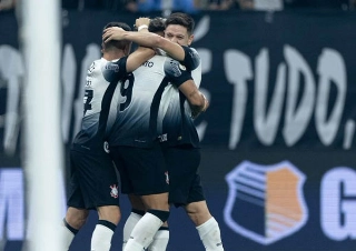 Alvinegros comemoram gol contra o Vitória. Foto: Rodrigo Coca/Corinthians