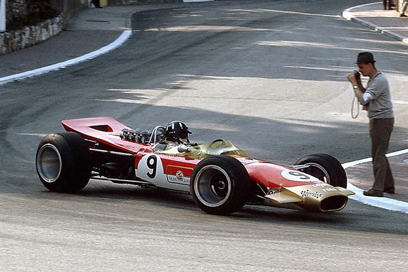 Fotógrafo destemido registra a passagem da Lotus 49B de Graham Hill durante o GP de Mônaco de 1968, na mais lenta curva da F1, a Lowes. Hill venceu a prova. Foi a quarta de suas cinco vitórias no Principado. Foto: Divulgação