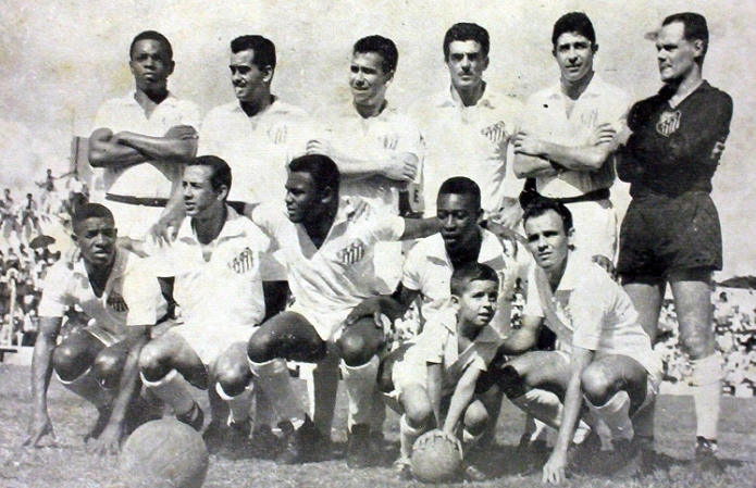 Em pé, da esquerda para a direita, Lima, Zito, Dalmo, Calvet, Mauro e Laércio. Agachados, da esquerda para a direita: Dorval, Tite, Coutinho, Pelé e Pepe