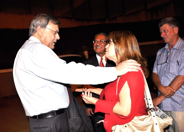 Sendo cumprimentada por Milton Neves em Limeira-SP