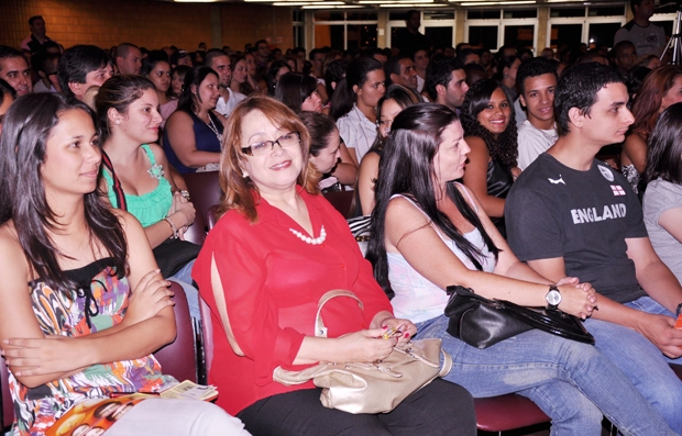 Ex-apresentadora da Rádio Joven Pan AM assistindo a palestra de Milton Neves na Faculdade Anhanguera em Limeira-SP dia 29 de outubro de 2010