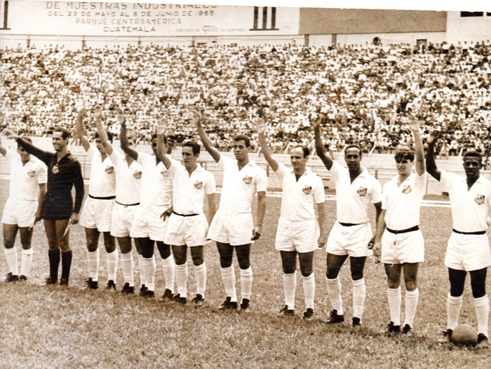 O Santos jogou na Guatemala, em 1965. Da esquerda para a direita: Zito, Gylmar, Mauro Ramos de Oliveira, Oberdan, Mengálvio, Toninho Guerreiro, Carlos Alberto Torres, Pepe, Geraldino, Paulo Sant´Anna e Dorval. Foto: arquivo pessoal de Paulo Sant´Anna