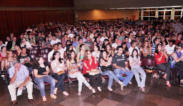 Ex-apresentadora da Rádio Joven Pan AM assistindo a palestra de Milton Neves na Faculdade Anhanguera em Limeira-SP dia 29 de outubro de 2010