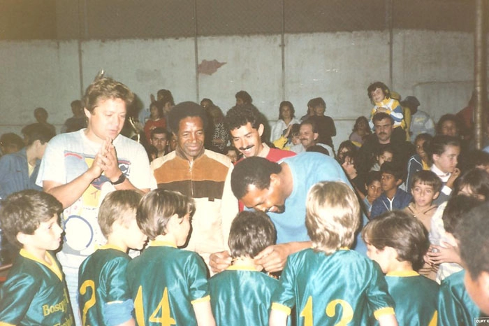 Na Escola de Futebol Bosque Sports, em 1987. Da esquerda para a direita: Leivinha, Dorval, Zambroti e Luís Pereira. Foto: arquivo pessoal de Wanilton Zambroti