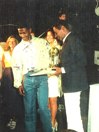 Ídolos do presente, em 1993, entregavam homenagens aos ex-jogadores que conquistaram o bicampeonato mundial: Almir entrega para Dorval o troféu.