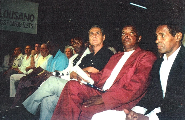 Ídolos do presente, em 1993, entregavam homenagens aos ex-jogadores que conquistaram o bicampeonato mundial. Da direita para a esquerda: Dorval, Lima, Gylmar, Pelé, Haroldo, Olavo, João Carlos, Tite e Pepe.