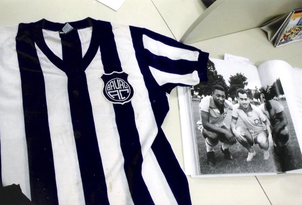 Luciano fotografou a belíssima camisa do Bauru ao lado de uma foto também tão importante de Pelé, Zito e Dorval. A seguir, o que ele escreveu no verso da foto: 