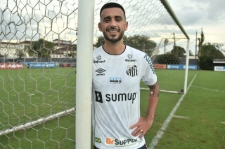 Volante ex-Corinthians trabalhará pela quarta vez com o técnico do Peixe. Foto: Ivan Storti/Santos FC