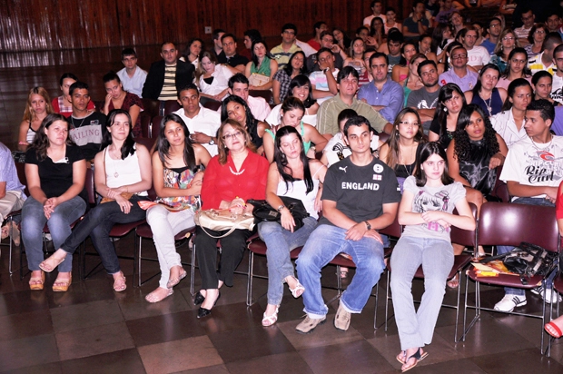 Ex-apresentadora da Rádio Joven Pan AM assistindo a palestra de Milton Neves na Faculdade Anhanguera em Limeira-SP dia 29 de outubro de 2010