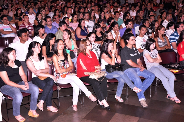 Ex-apresentadora da Rádio Joven Pan AM assistindo a palestra de Milton Neves na Faculdade Anhanguera em Limeira-SP dia 29 de outubro de 2010