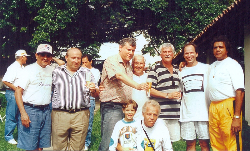 Veja que bela turma na chácara do saudoso José Nelson Schincariol, em Itu, no interior de São Paulo, em 1994. Da esquerda para a direita: Gildo, Velutto, Milton Neves, Filpo Nuñez, Nicolau, Elia Júnior, Cesar Maluco e Ademir da Guia. 