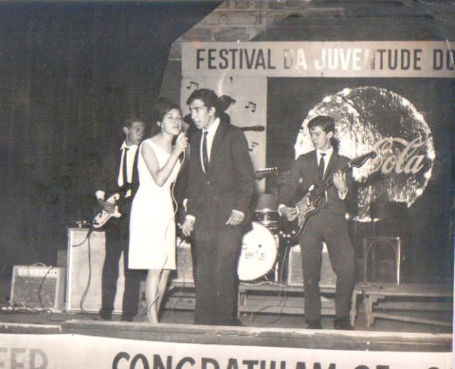 Em um festival de música, no Teatro Guaíra, em Curitiba-PR