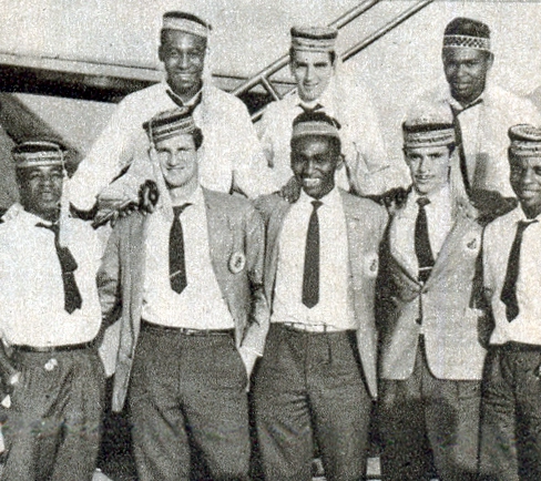 Excursão do Santos à Europa em 1961. Na parte superior, da esquerda para a direita, aparecem Pelé, Pagão e Coutinho. Na parte inferior estão Dorval, Sormani, Brandão, Getúlio e Lima