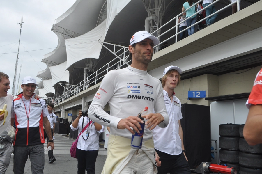 Em 29 de novembro de 2014, s&aacute;bado antes das 6 Horas de S&atilde;o Paulo, em Interlagos. &Agrave; direita, caminhando ao seu lado, o piloto neozeland&ecirc;s Brendon Hartley. Foto: Marcos J&uacute;nior Micheletti/Portal Terceiro Tempo