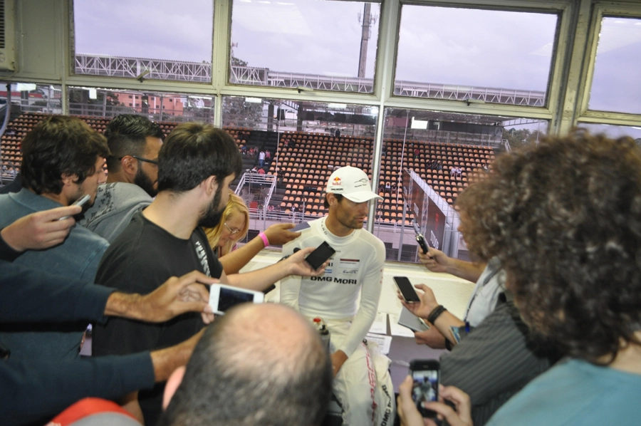 Em 29 de novembro de 2014, entrevistado por jornalistas brasileiros durante as 6 Horas de S&atilde;o Paulo, em Interlagos. Foto: Marcos J&uacute;nior Micheletti/Portal Terceiro Tempo