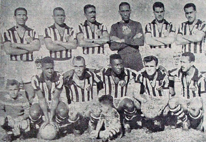 Da esquerda para a direita, em pé: Ivan, Fioti, Hélvio, Manga, Urubatão e Zito. Agachados: Dorval, Jair, Pelé, Pepe e Tite. Foto enviada por Roberto Saporani