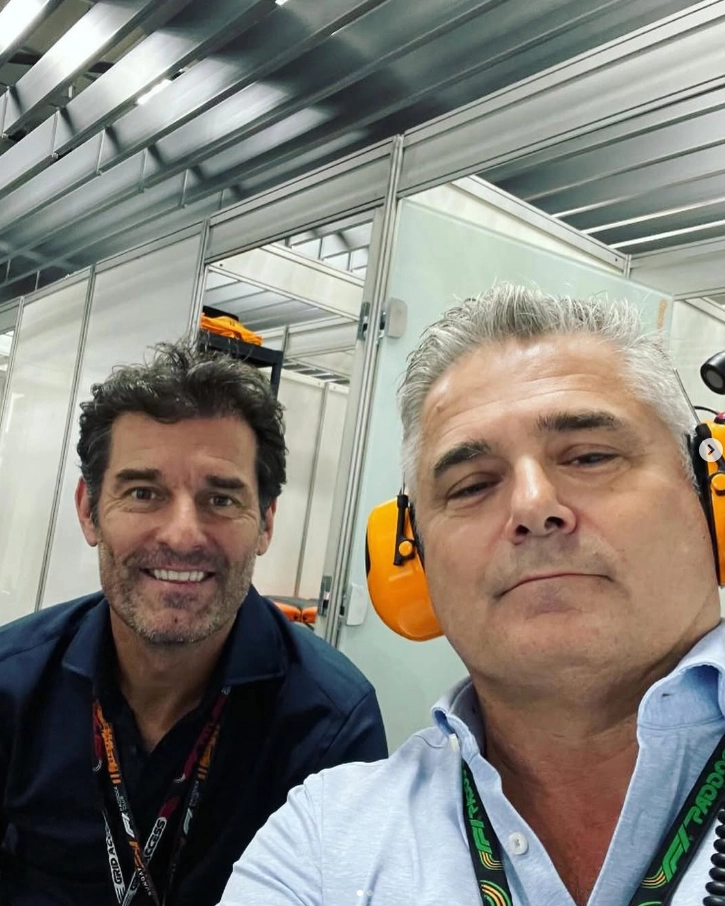 Mark Webber postou esta foto em 1&ordm; de janeiro de 2024, tr&ecirc;s dias depois da morte de Gil de Ferran (&agrave; direita), dizendo-se incr&eacute;dulo com a morte do amigo. Eles aparecem nos boxes da McLaren, onde Gil trabalhava como consultor e Webber acompanhava seu assessorado, Oscar Piastri. Foto: Instagram de Mark Webber