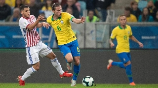 Filipe Luís não participa de treino do Brasil e será reavaliado para semi