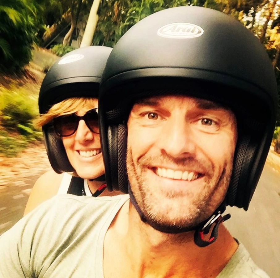 Em 16 de mar&ccedil;o de 2017, um descontra&iacute;do passeio de moto com a esposa Ann Neal. Foto: Instagram de Mark Webber