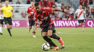 Transferência de lateral depende apenas de formalização com Athletico e com o jogador
