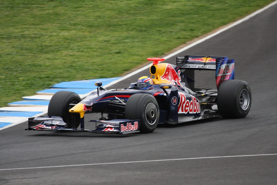 Em 2009, com sua Red Bull-Renault, ano de suas duas primeiras vit&oacute;rias na F&oacute;rmula 1, nos GPs da Alemanha (Nurburgring) e do Brasil (Interlagos). Foto: Divulga&ccedil;&atilde;o