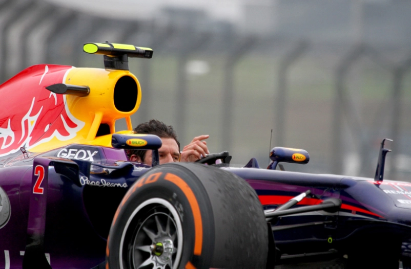 Com sua Red Bull-Renault na tarde de 24 de novembro de 2013, Mark Webber quebrou o protocolo em sua despedida da F1, tirando o capacete e a balaclava ao retornar aos boxes ap&oacute;s o GP do Brasil, em Interlagos, prova em que terminou na segunda coloca&ccedil;&atilde;o. Sebastian Vettel, seu companheiro de equipe, venceu a prova. Foto: Fernando Conto Ferreira