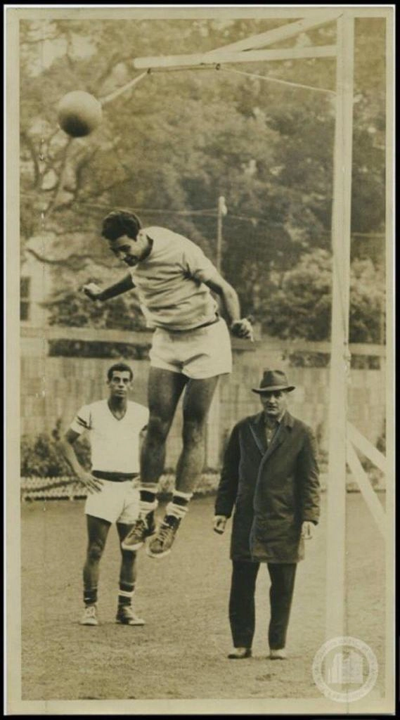 Treino do Fluminense em 1964. Procópio se esforça para treinar cabeceio com a bola que está amarrada, observado por Carlos Alberto Torres e o treinador Tim, de chapéu. Foto: Reprodução