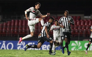 Rivais não vivem boa fase no Brasileirão. Foto: Rubens Chiri / saopaulofc.net