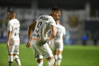 Kaio Jorge bate o pé para não sair de graça do Peixe. Foto: Ivan Storti/Santos FC