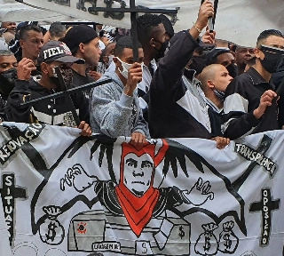 Torcedores alvinegros se manifestaram contra o grupo políticos do ex-presidente corintiano. Foto: Twitter/Rodrigo Vessoni 