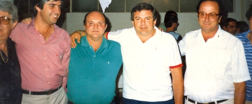 Aqui, ele &eacute; o segundo da direita para a esquerda