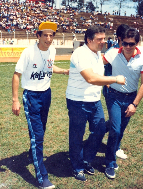 Luciano do Valle, ao centro, no gramado do est&aacute;dio Zezinho Magalh&atilde;es em Ja&uacute; no dia 12 de outubro de 1986. Nesta ocasi&atilde;o, exibiu-se na cidade paulista a Sele&ccedil;&atilde;o Brasileira de Masters, da qual foi grande entusiasta. Com a camisa do Corinthians, vemos Pr&iacute;ncipe Charles Zanin, assessor do narrador esportivo Jos&eacute; Maia
