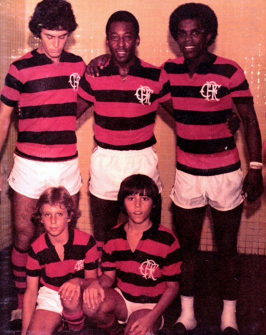 No dia 6 de abril de 1979, Pelé vestiu a camisa do Flamengo para participar de uma partida beneficente contra o Atlético-MG no Maracanã, cuja renda foi revertida às vítimas das enchentes que castigaram Minas Gerais dias antes. O Mengão venceu o Galo por 5 a 1. No vestiário, a lembrança para a prosperidade. Da esquerda para a direita, o zagueiro Nelson, Pelé e Cláudio Adão. Foto: Reprodução