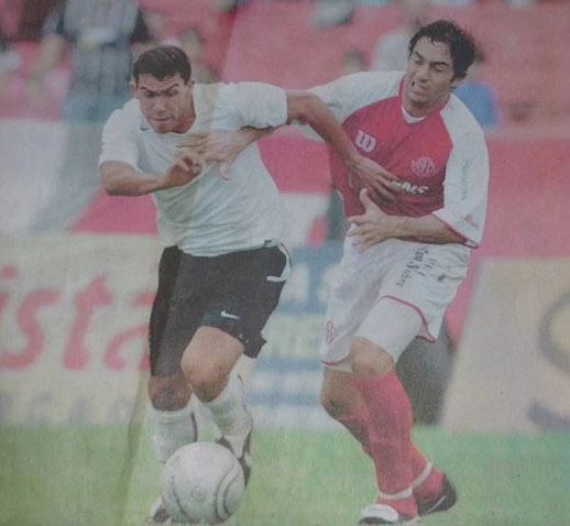 Carlitos Tévez (Corinthians) e o zagueiro Chicão (América-SP), em 2005. Foto: jornal Agora São Paulo