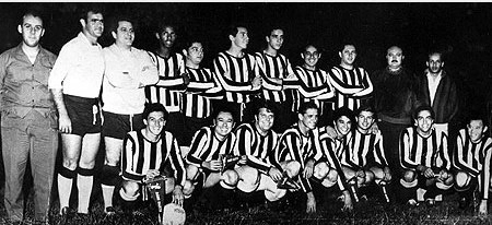 O antepen&uacute;ltimo em p&eacute; &eacute; Silvio Filho. O segundo agachado &eacute; Juarez Soares, seguido de Loureiro Jr, Moacyr Bombig, Cyro Jos&eacute; e o novinho Luciano do Valle. O &uacute;ltimo &eacute; Roberto Carmona