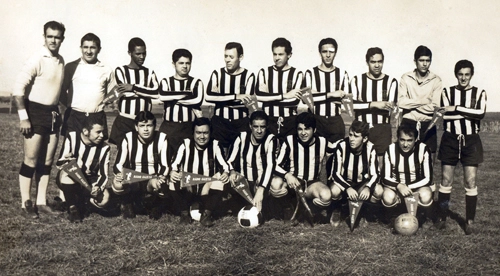 Mais um time da Aceesp reunido. Em p&eacute;, Roberto Carmona &eacute; o quinto; agachados est&atilde;o o operador Ant&ocirc;nio Bezerra Leite, Luciano do Valle, Juarez Soares, Moacyr Bombig, Ciro Jos&eacute;, personagem n&atilde;o identificado e Silvio Filho
