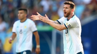 Messi reclama de pênalti durante Argentina x Venezuela
