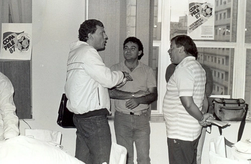 1987, na Aceesp: Milton Neves e Oswaldo Maciel cumprimentaram o pioneiro Luciano do Valle, &agrave; direita, pela Copa Pel&eacute;-87