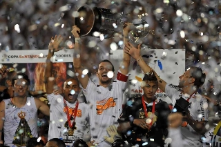 Time comandado por Neymar e Edu Dracena brilhou no Pacaembu lotado e confirmou o terceiro título continental do Peixe. Foto: Divulgação/Santos FC