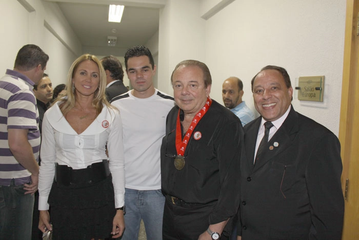 A foto &eacute; da Abertura da 25&ordf; Congresso Internacional de Educa&ccedil;&atilde;o F&iacute;sica em Foz do Igua&ccedil;u. Al&eacute;m da Rainha Hort&ecirc;ncia tamb&eacute;m est&atilde;o na foto Luciano do Valle, o &aacute;rbitro paranaense Cristian Gorski e Gild&aacute;sio Jos&eacute; dos Santos (presidente da Comiss&atilde;o de &Eacute;tica CREF9/PR).