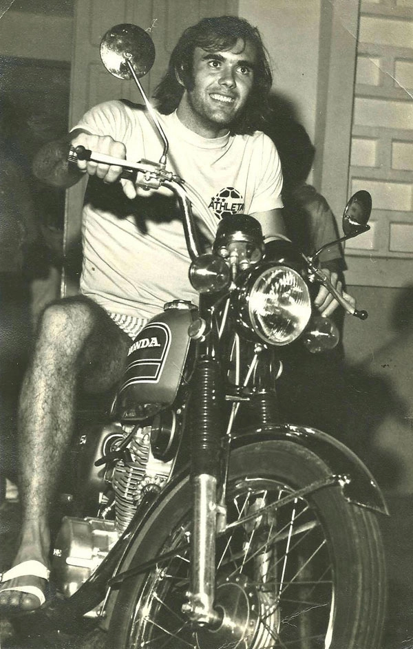 Waldir Peres, na Ponte Preta, no ano de 1971, posando com a camisa da Atheta e pilotando uma potente moto da Honda. Foto enviada por Tico Cassolla